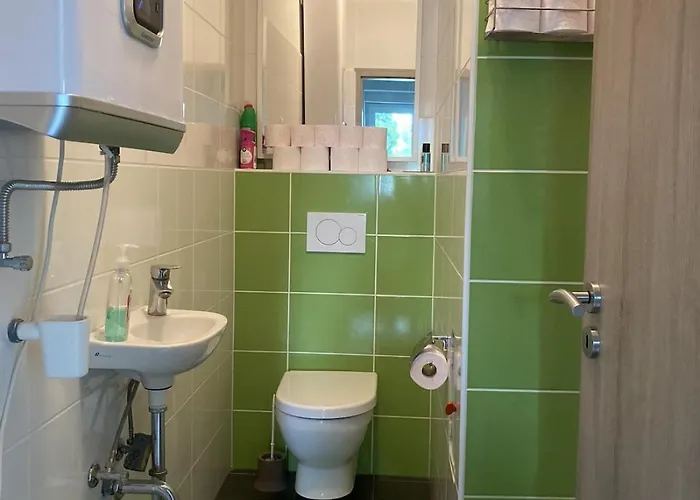 Malania Vendeghaz * בלטונקראטיה