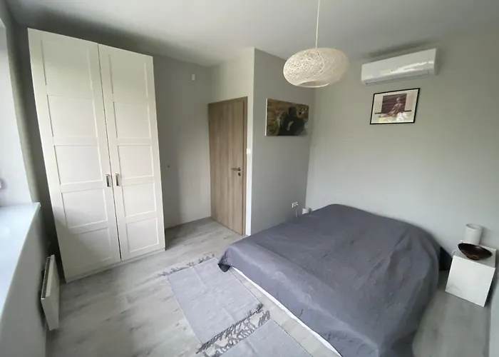 Malania Vendeghaz * בלטונקראטיה